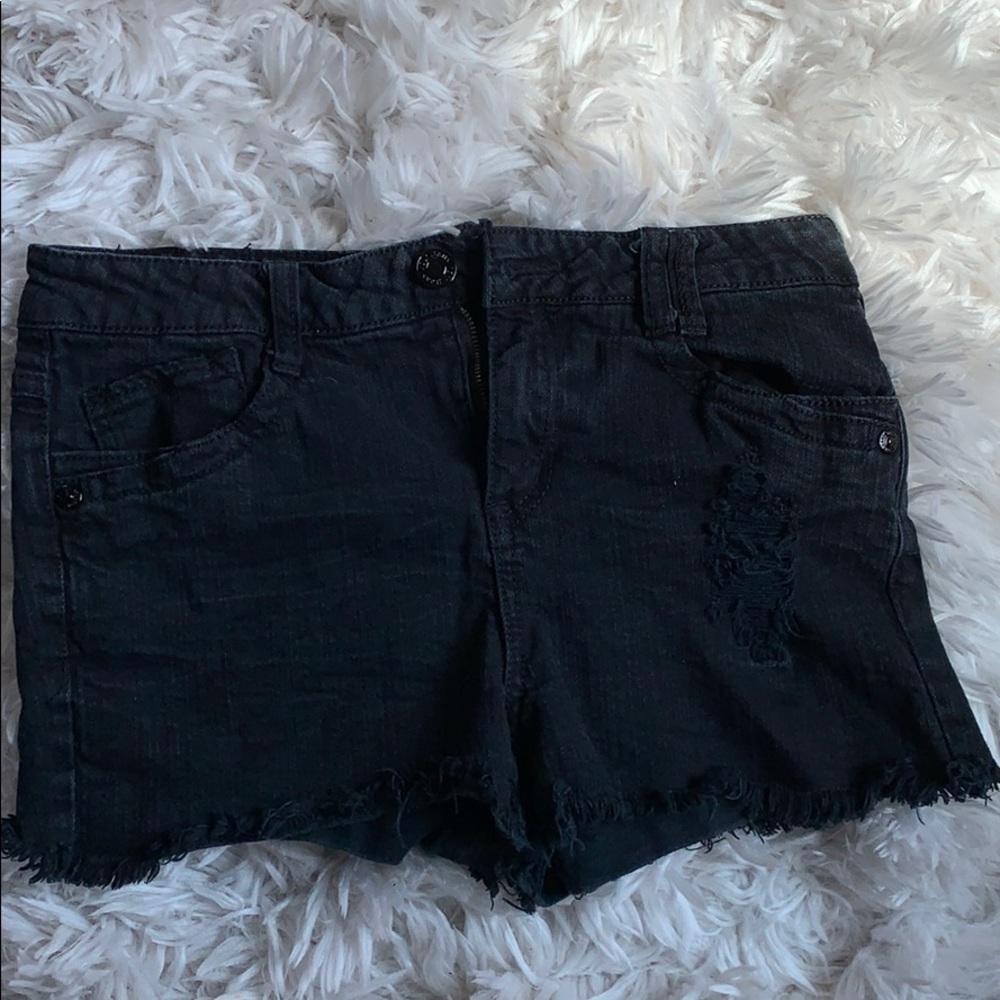 Jean shorts with frayed bottoms